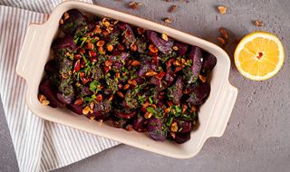 Rödbetor med brynt kryddigt smör toppat med rostade mandlar