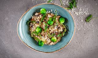 Fat med korngrynsrisotto med svamp och brysselkål