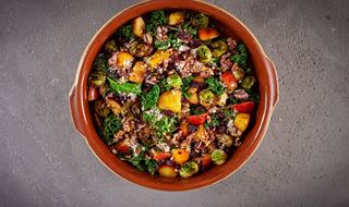 Sallad med brysselkål, grönkål, äpple och valnötter i en stor form