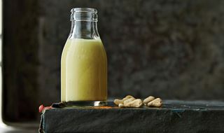 Cashew- och gurkmejemjölk