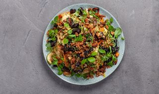 Tallrik med kålsallad med sidfläsk