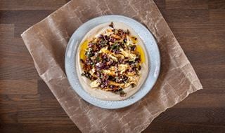 Jordärtskockspuré toppad med ugnsbakad aubergine och vinägrett