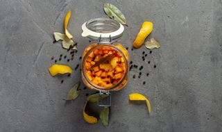 Burk med picklad butternutpumpa