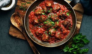 Kjøttboller i tomat- og grønpeppersaus