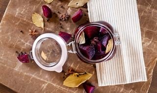 Inlagda rödbetor i en glasburk