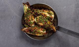 Stekpanna med ugnsbakad spetskål med chilidressing