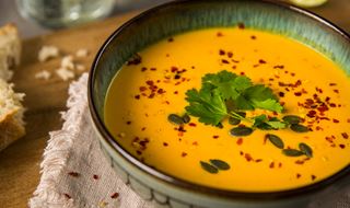 Het morotssoppa med pumpakärnor, kokos och koriander