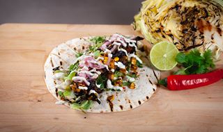 En kåltaco med portobello & majs på en skärbräda