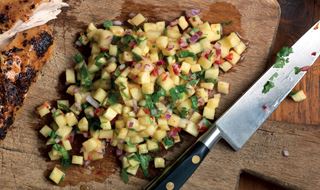 Ananas-salsa med lime og jalapeños