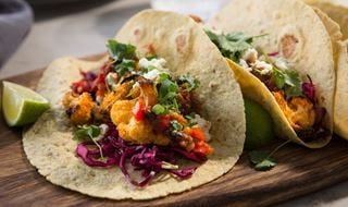 Tacos med krispig blomkål och rökig bönsalsa 