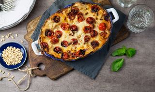 Vegansk lasagne med cocktailtomater i ovnsform