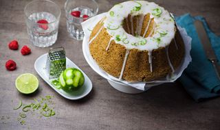 Vegansk sukkerrkake med limeglasur på ett fat