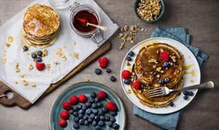 Veganske pannkaker med bringebær, blåbær, lønnesirup og pekannøtter