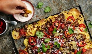 Ugnsform med nachos toppade med Pulled Oats, ost och paprika