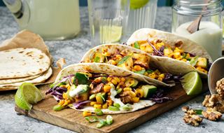 Crispy corn och zucchini tacos