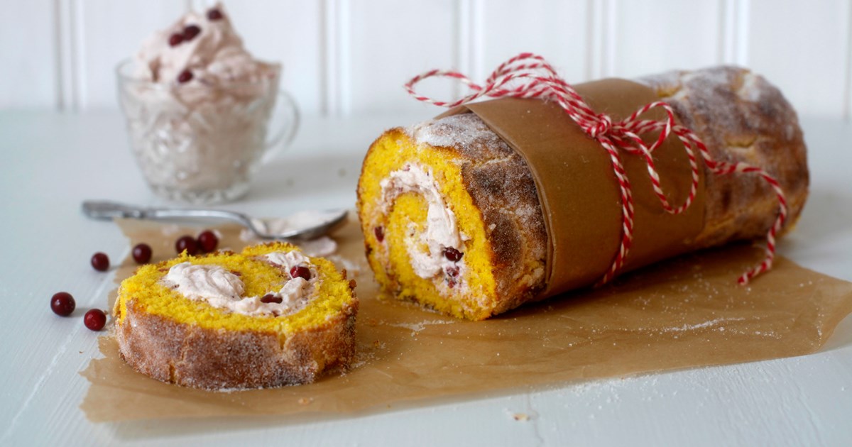 Rulltårta med saffran och lingongrädde | Recept från Santa Maria