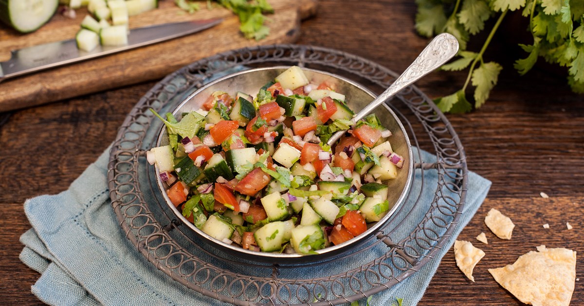 Indisk gurksallad med tomat, rödlök, koriander och citron Recept från