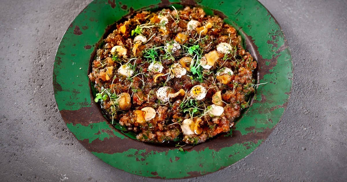 Tomato tartar with roasted chili mayo & Jerusalem artichoke chips | Recipe from Santa Maria