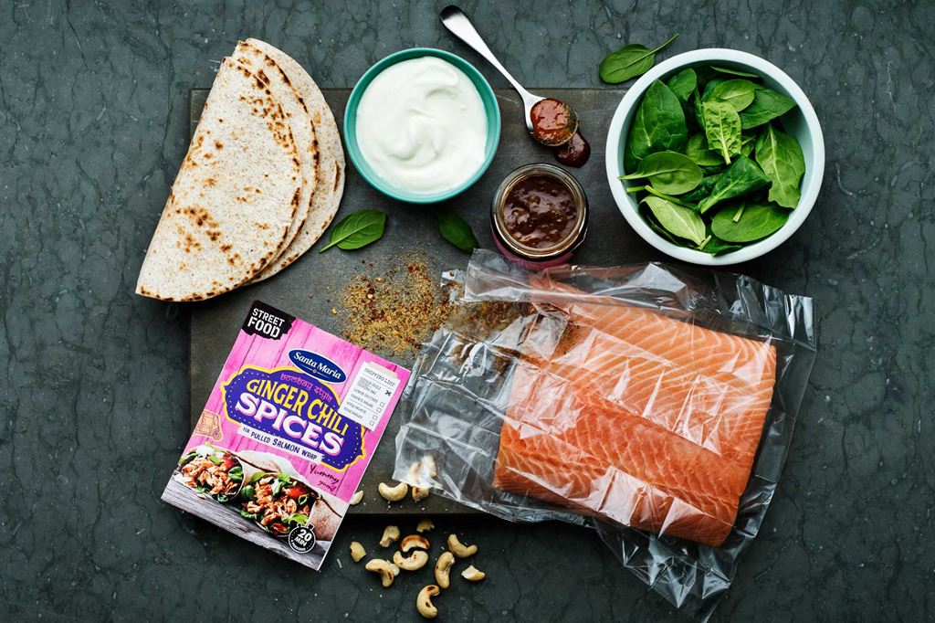 Tarvittavat ainesosat pulled salmon –annokseen, joka tarjoillaan yhdessä intialaisen chapati-leivän, chutneyn ja crème fraichen kanssa.