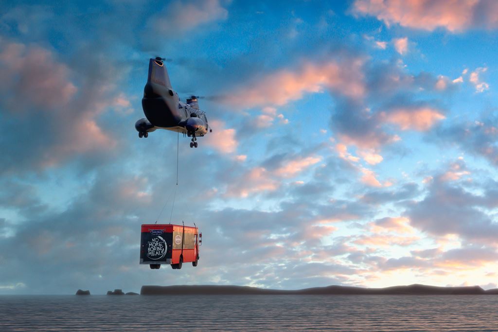 Hubschrauber mit Santa Maria food truck fliegen in über Island.