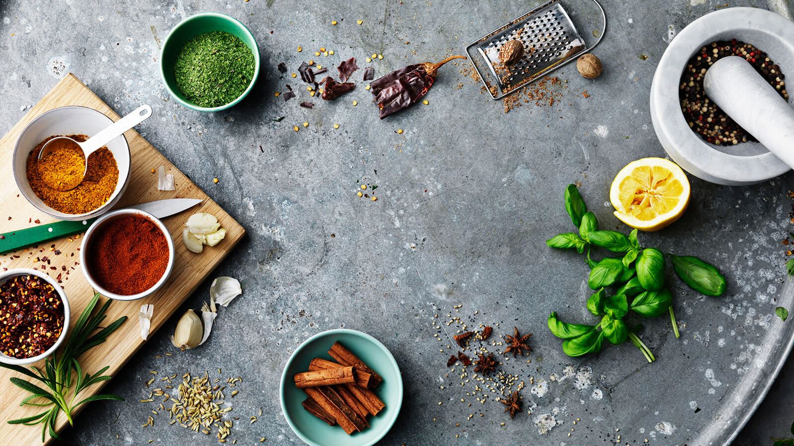 Mat upplagt i skålar på en bricka och en delad purjolök